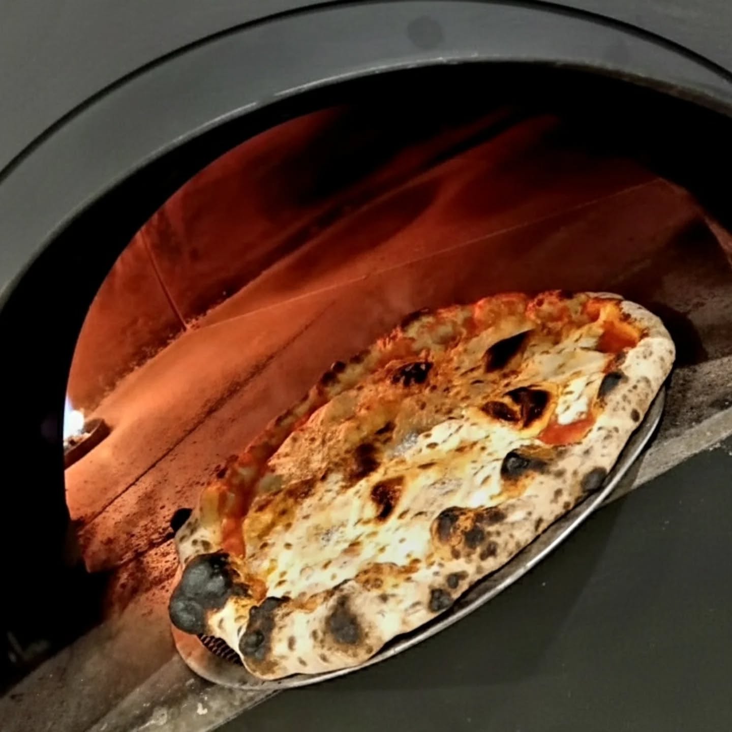 Pizza napolitaine artisanale préparée par Gioia Pizza à Pornic