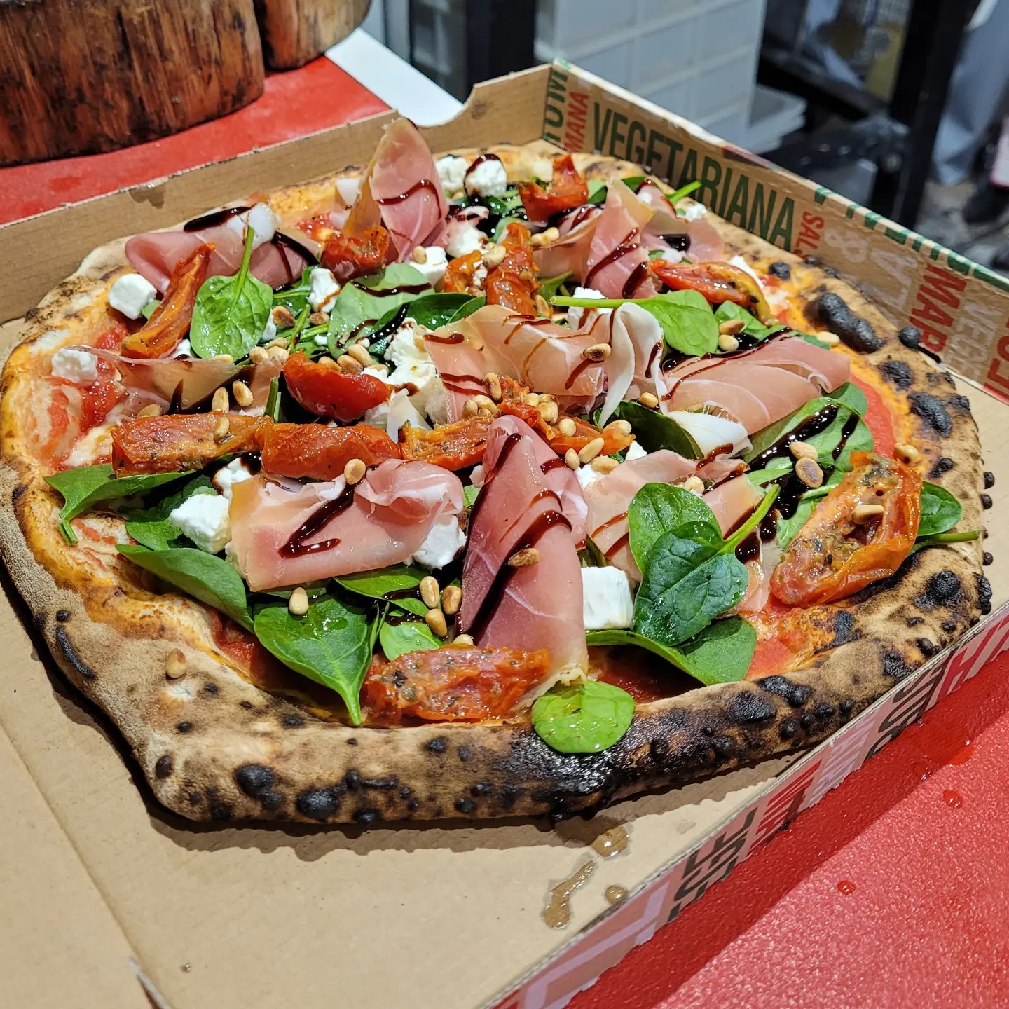 Préparation artisanale de pizzas napolitaines chez Gioia Pizza